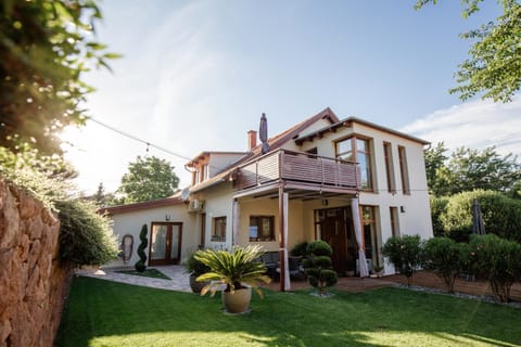 Property building, Garden, Balcony/Terrace
