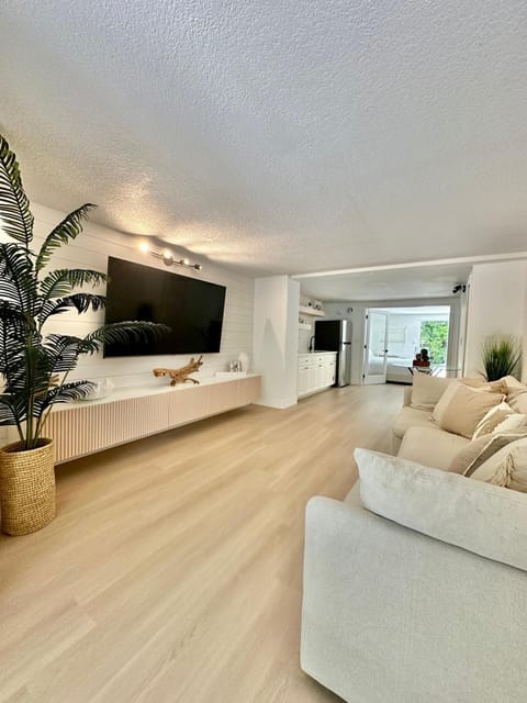 Communal lounge/ TV room, TV and multimedia, Living room, Seating area, Evening entertainment