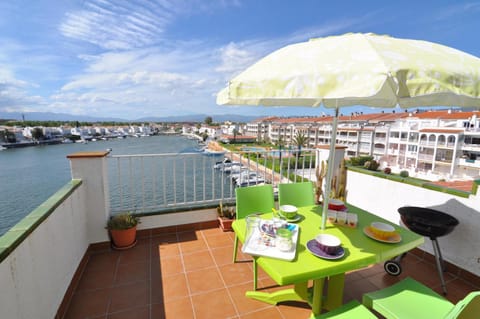 View (from property/room), Balcony/Terrace, Lake view