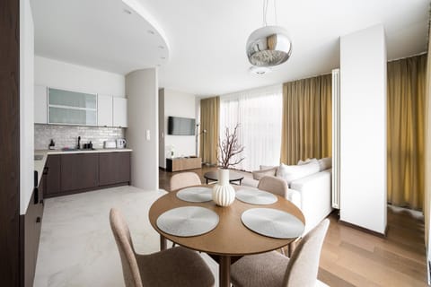 Kitchen or kitchenette, Living room, Seating area, Dining area