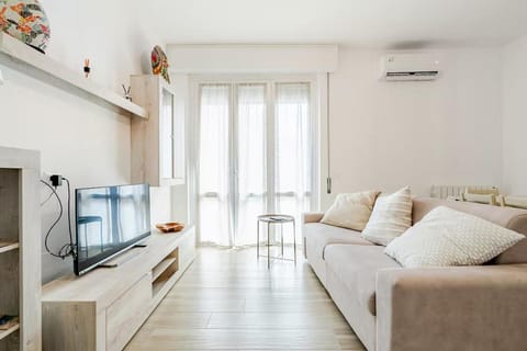 TV and multimedia, Balcony/Terrace, Living room, Seating area, internet, air conditioner