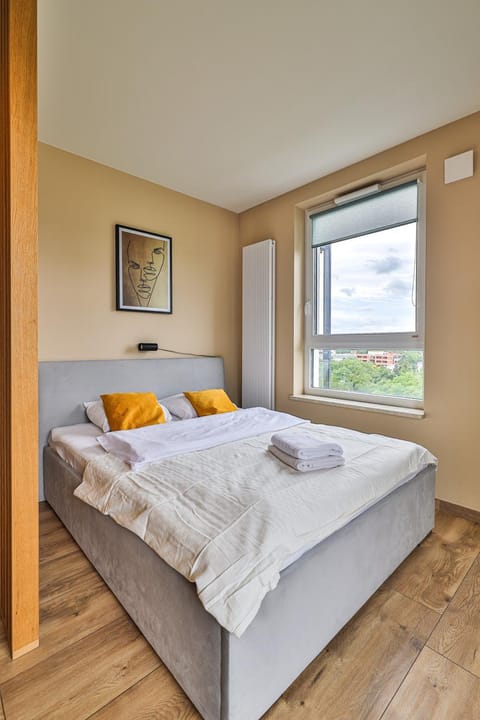 Bed, Photo of the whole room, towels