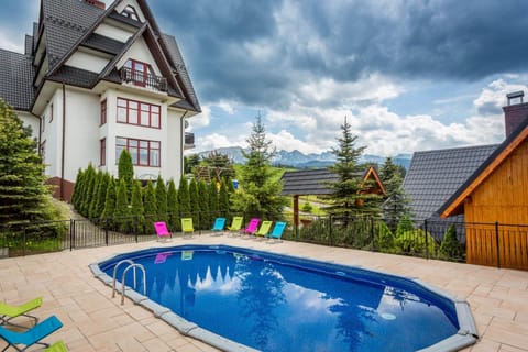 Property building, Natural landscape, Garden, Swimming pool, Swimming pool