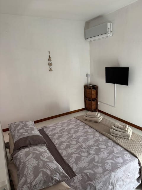 Bed, TV and multimedia, Bedroom