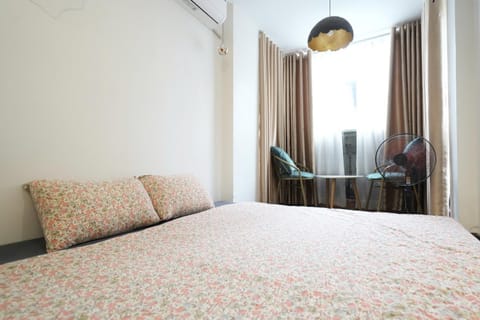 Bed, People, Photo of the whole room, Bedroom, group of guests