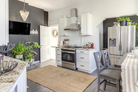 Walkable Apt in York St Historic District Apartment in Newport