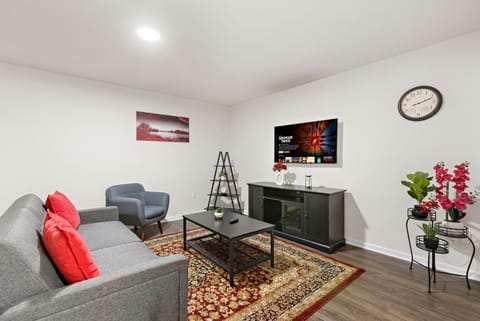 Communal lounge/ TV room, TV and multimedia, Living room, Seating area, Evening entertainment