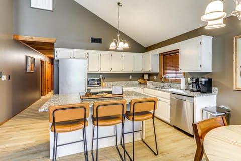 Steps to White River Cabin Retreat with Dock Access Cabin in Arkansas