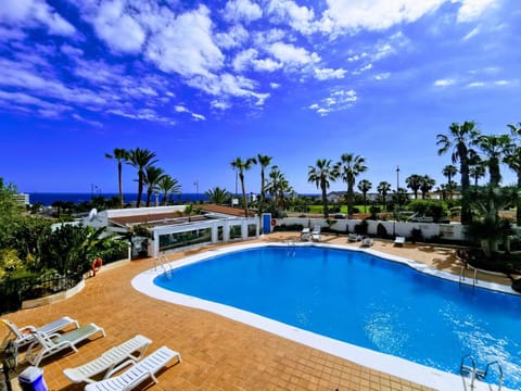 Restaurant/places to eat, Day, Natural landscape, Pool view, Sea view, Swimming pool, sunbed