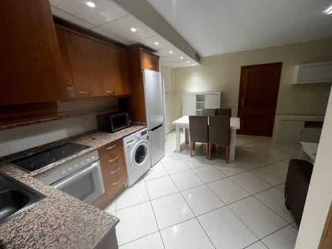 Kitchen or kitchenette, dishwasher, oven