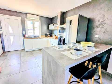 Kitchen or kitchenette, Dining area, dishwasher, oven, pet friendly, stove