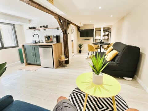 TV and multimedia, Kitchen or kitchenette, Living room, Seating area, kitchen