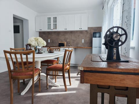 Kitchen or kitchenette, Dining area
