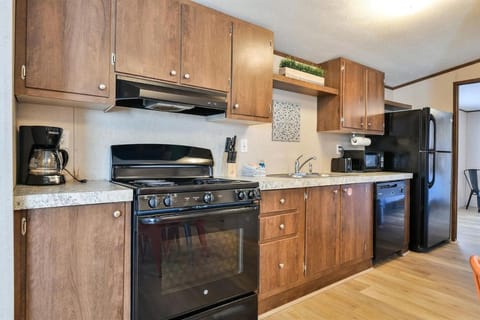 Coffee/tea facilities, Kitchen or kitchenette, dishwasher, oven, stove, toaster