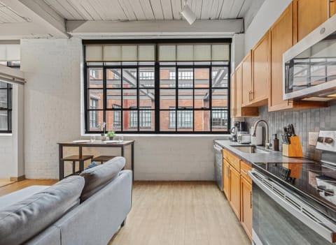 Central 1 BD Loft l Downtown l Parking l Sofa Bed Apartment in Cleveland Heights