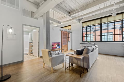 Central 1 BD Loft l Downtown l Parking l Sofa Bed Apartment in Cleveland Heights