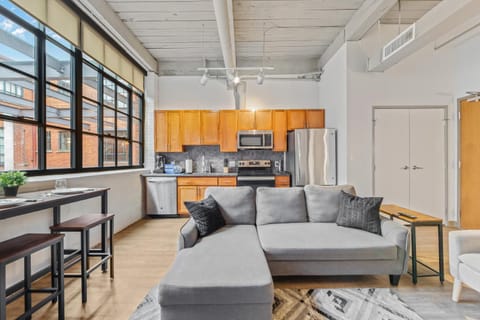 Central 1 BD Loft l Downtown l Parking l Sofa Bed Apartment in Cleveland Heights