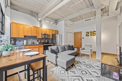 Central 1 BD Loft l Downtown l Parking l Sofa Bed Apartment in Cleveland Heights