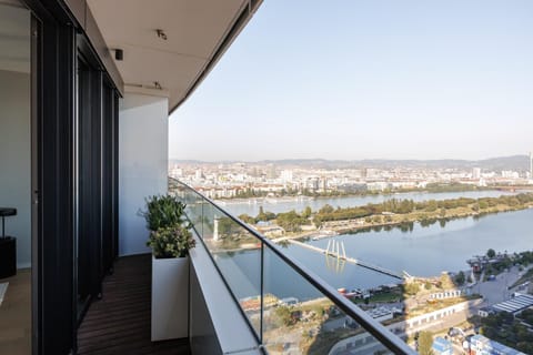 View (from property/room), Balcony/Terrace, City view, River view