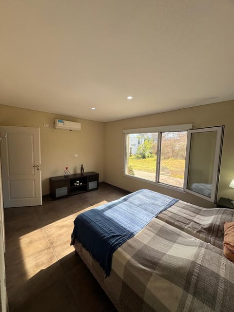 Bed, TV and multimedia, Photo of the whole room, Bedroom, wardrobe, air conditioner