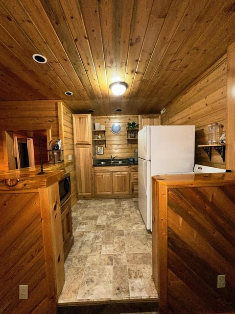 The Red Bears Den, Walk to River & Lake, In Town Apartment in Grand Lake