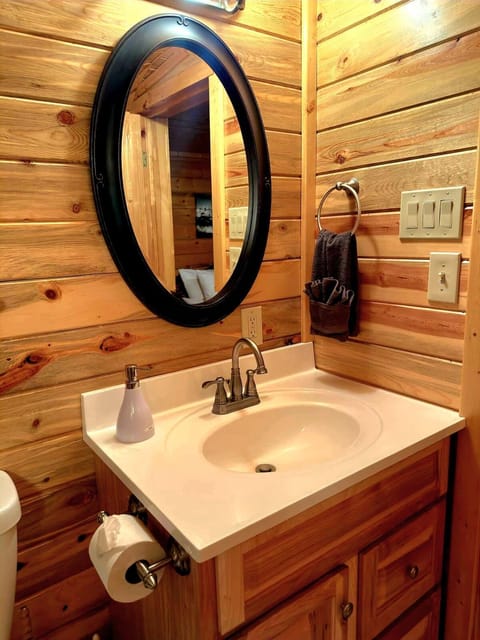 The Red Bears Den, Walk to River & Lake, In Town Apartment in Grand Lake