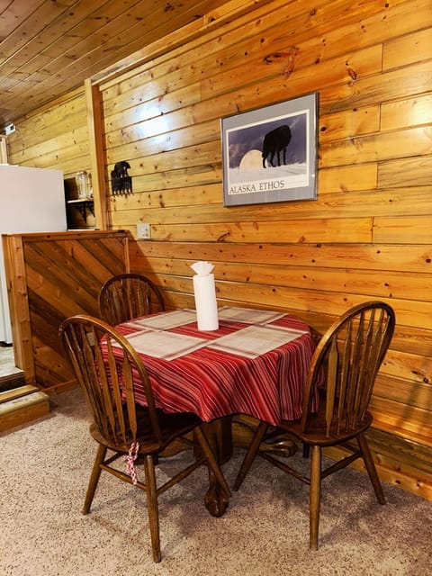 The Red Bears Den, Walk to River & Lake, In Town Apartment in Grand Lake