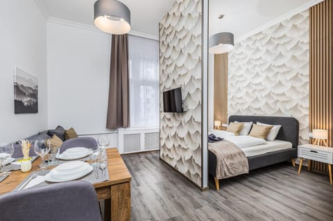 Bed, TV and multimedia, Seating area