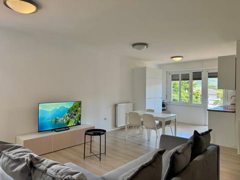 TV and multimedia, Kitchen or kitchenette, Living room, Seating area, Dining area