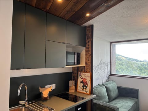 Natural landscape, Kitchen or kitchenette, Living room, Seating area, Dining area, Mountain view