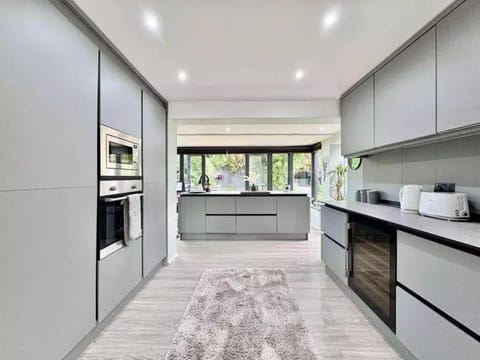 Kitchen or kitchenette, dishwasher, minibar, oven, stove