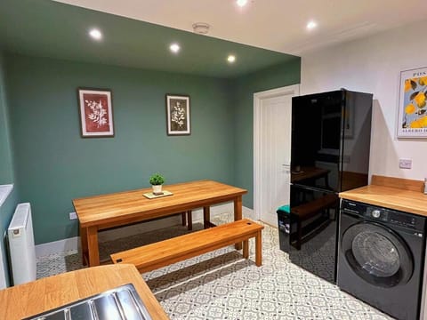 Darfield 4 Bedrooms Home 6 Beds 2 Showers Driveway Parking For Business Stays Apartment in Borough of Barnsley