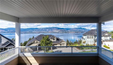 View (from property/room), Balcony/Terrace, Lake view