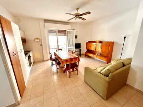 Trilocale Roberto con terrazzo e posto auto a due passi dal mare Apartment in Marcelli