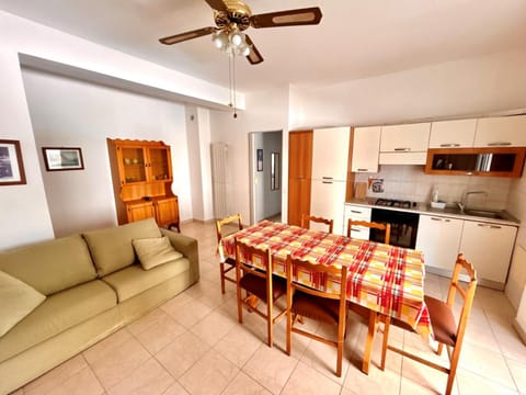 Trilocale Roberto con terrazzo e posto auto a due passi dal mare Apartment in Marcelli