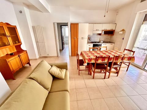 Trilocale Roberto con terrazzo e posto auto a due passi dal mare Apartment in Marcelli