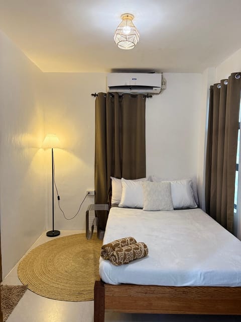 Bed, Photo of the whole room, Bedroom, air conditioner