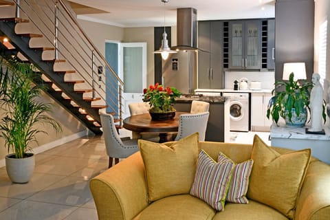 Kitchen or kitchenette, Living room, Seating area, Dining area