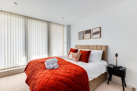 Central Lux Penthouse with Balcony, Terrace & Prking Apartment in Bedford