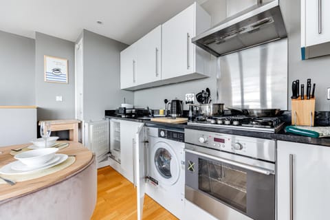 Central Lux Penthouse with Balcony, Terrace & Prking Apartment in Bedford