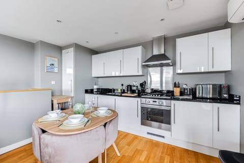 Central Lux Penthouse with Balcony, Terrace & Prking Apartment in Bedford