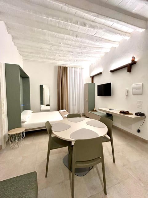Bed, TV and multimedia, Living room, Photo of the whole room, Seating area, Dining area, Bedroom