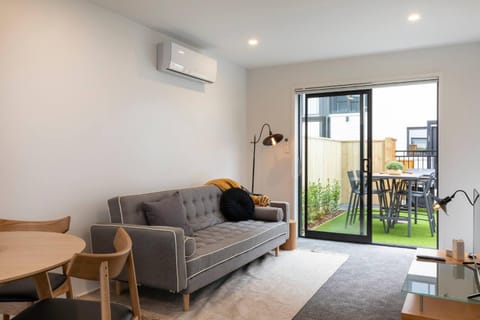 Patio, Bed, Garden, Bathroom, Kitchen or kitchenette, Living room, Bedroom, Inner courtyard view, washing machine, dryer, kitchen