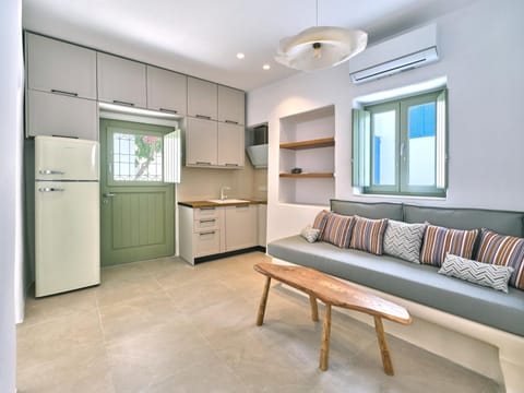 Kitchen or kitchenette, Seating area, stove