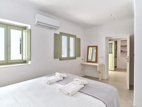 Bed, Photo of the whole room, Bedroom, towels, air conditioner