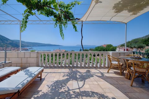 View (from property/room), Balcony/Terrace, Dining area, Sea view, sunbed