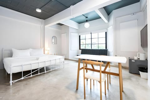 Bed, Seating area, Dining area