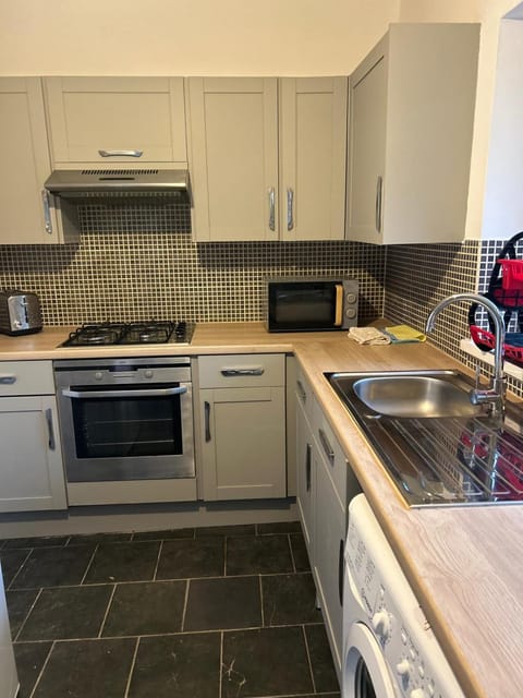 Contractor and Family Cozy Home Sleeps 7 Free Parking House in Grimsby