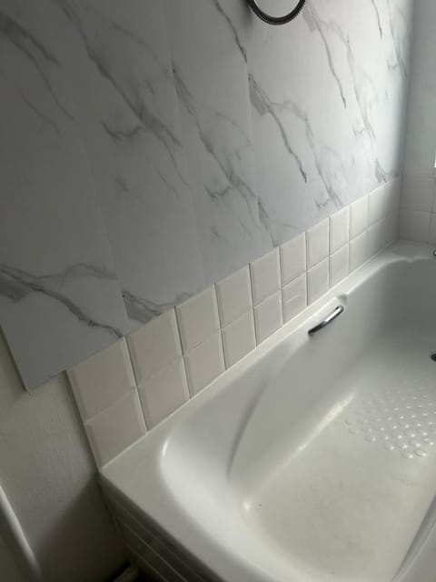 Contractor and Family Cozy Home Sleeps 7 Free Parking House in Grimsby