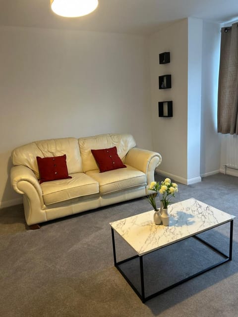 Contractor and Family Cozy Home Sleeps 7 Free Parking House in Grimsby